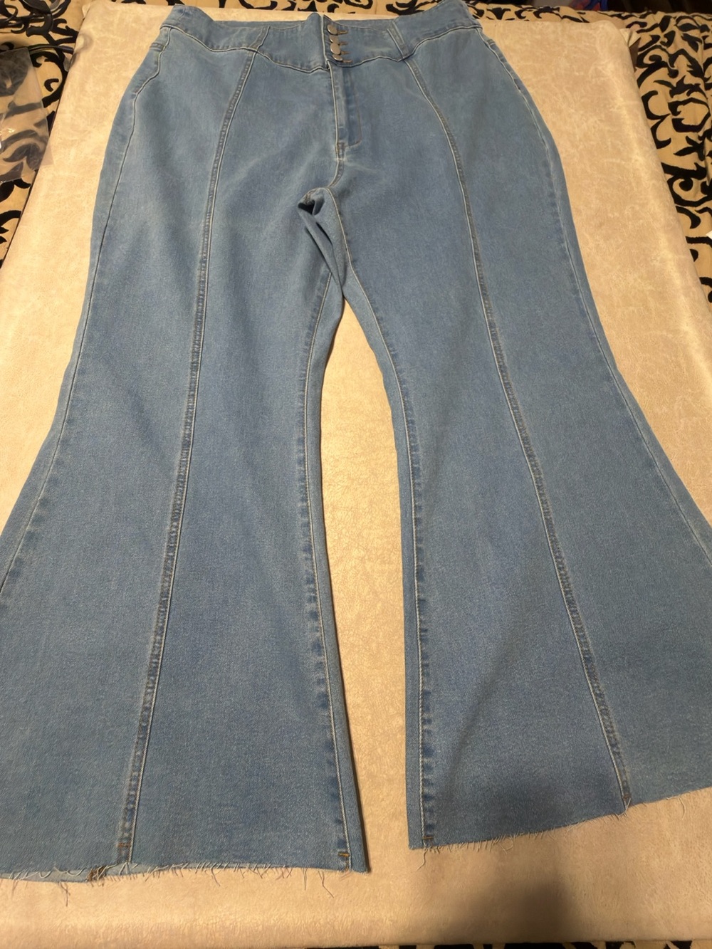 Cider Wide Flare Leg Women's Button Fly Light Wash Jeans. Women’s Size 3XL Short